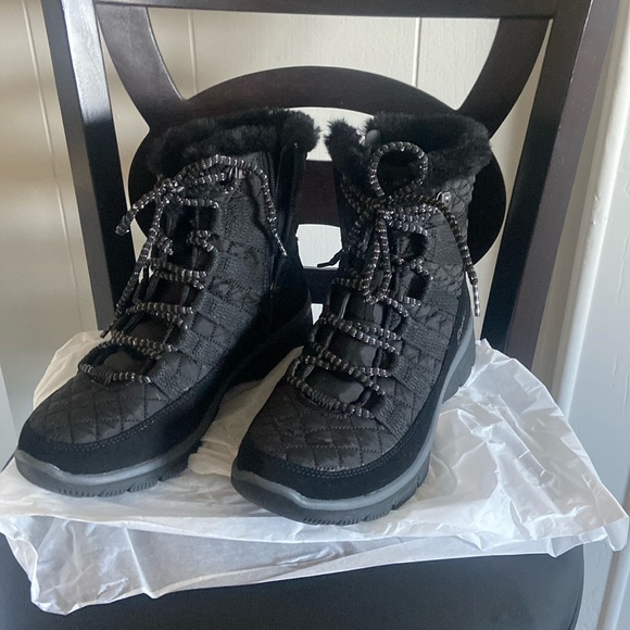 Sketchers memory foam black winter boots. Size 9 Soft & fuzzy.  Great condition - Picture 1 of 5